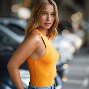 foto mujer camiseta de tirantes naranja