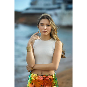 foto modelo en la playa con falda de colores