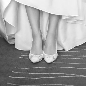 zapatos y vestido novia, blanco y negro